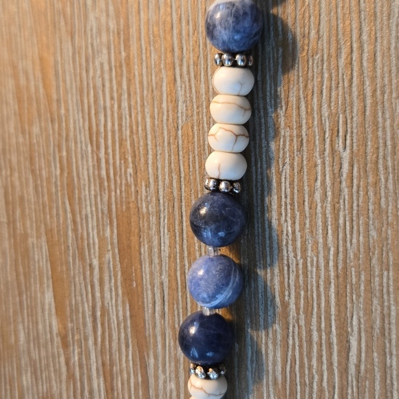 Pretty Beaded Bracelet In Blue and White - Picture 4 of 6